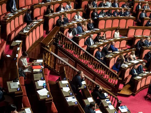 La solitudine del premier sospeso che fa da scudo umano a Di Maio