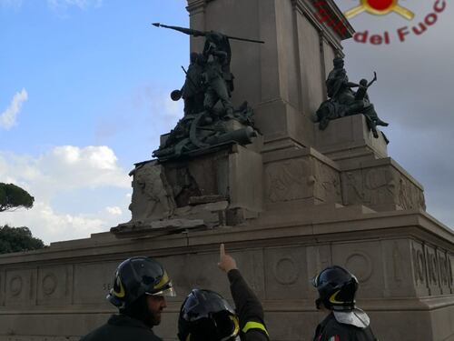 Un fulmine colpisce la statua di Garibaldi al Gianicolo, crolla parte della base