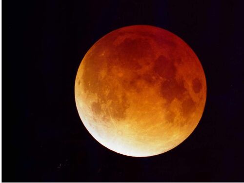 La luna rossa dà spettacolo
