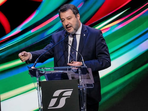Salvini, alla sinistra non resta che attaccarlo sui guasti dei treni