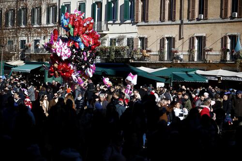 Roma, le bancarelle della Befana tornano a riempire piazza Navona