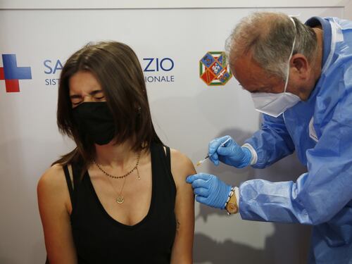 Ora spuntano gli hub per fare i vaccini direttamente nelle scuole. Presidi favorevoli