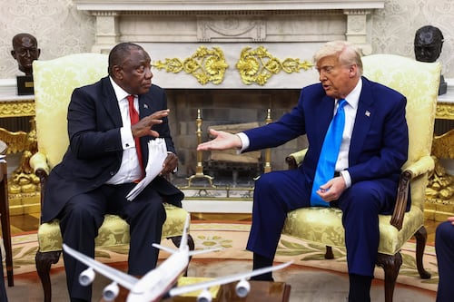 Trump, alta tensione con il presidente sudafricano: "Uccidete i bianchi"