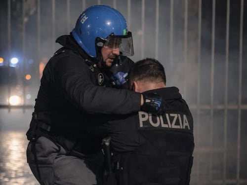 Torino, la lettera di un poliziotto dopo gli scontri: “Spray e sfollagente. Noi, ad armi impari contro bombe di chiodi”