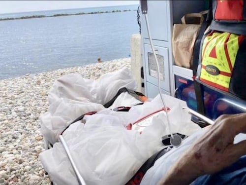 "Vorrei vedere il mare". Ambulanza esaudisce il desiderio e si ferma in spiaggia