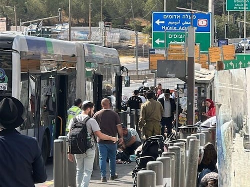 Gerusalemme, due terroristi palestinesi aprono il fuoco su un autobus. Chiusi i valichi di frontiera