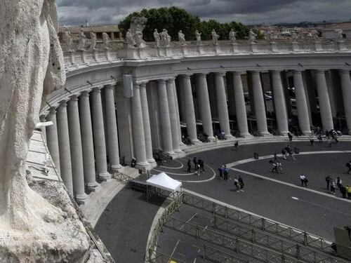 Vaticano, auto sfonda l'ingresso: paura e spari. Scatta l'allarme a San Pietro