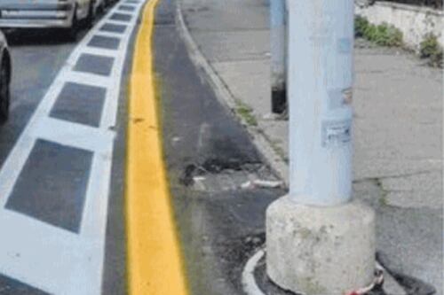 A Roma la ciclabile ha i pali in mezzo. Il percorso barzelletta per le biciclette