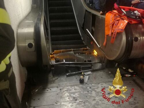 Crolla scala mobile nella metro, passeggeri incastrati tra le lamiere