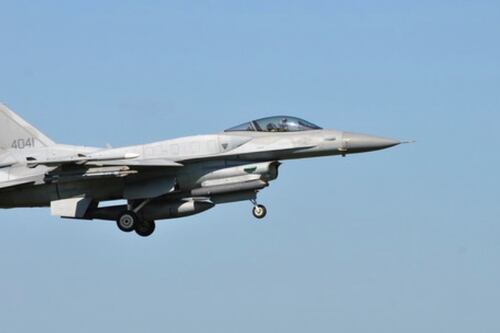 Russia-Nato, alta tensione. Putin fa alzare i caccia: aereo intercettato