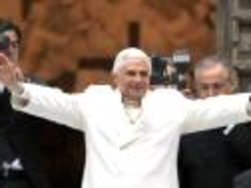 Brit Award, Benedetto XVI contro Faryl Smith