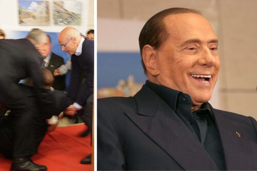Berlusconi inciampa ma continua il comizio: "A 18 anni combattevo i comunisti, oggi il M5S"