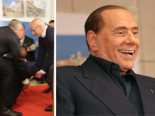 Berlusconi inciampa ma continua il comizio: "A 18 anni combattevo i comunisti, oggi il M5S"