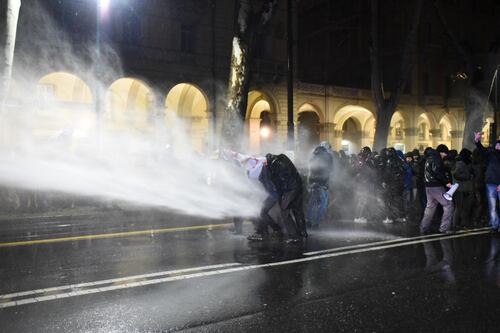I centri sociali provano a sfondare, la polizia usa gli idranti