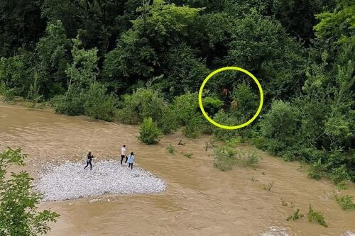 Natisone, nuova foto: anche due operai hanno tentato di aiutare i ragazzi