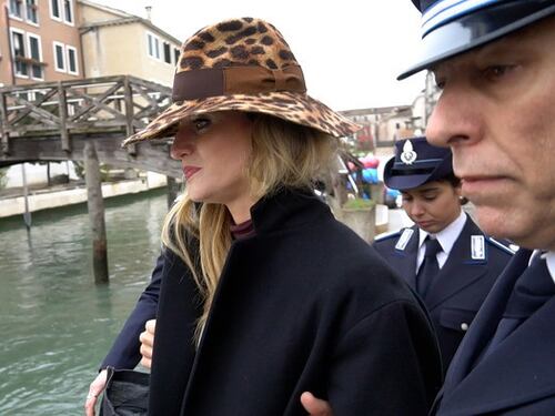 Beatrice Venezi è finita in carcere, ma a fare lezione di musica ai detenuti
