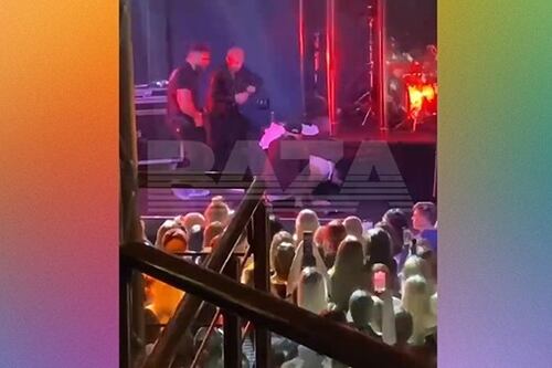 Russia, cantante sviene sul palco dopo la chiamata alle armi in Ucraina