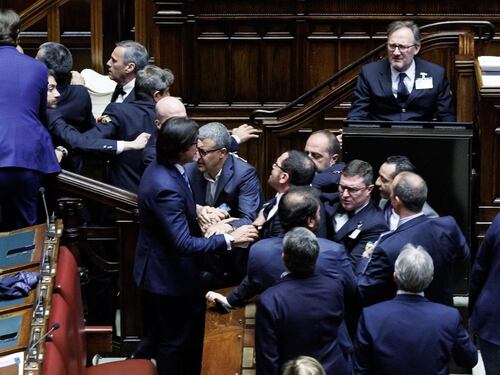 Camera, passa il Def. Bagarre in aula, Stumpo (Pd) fermato dai commessi