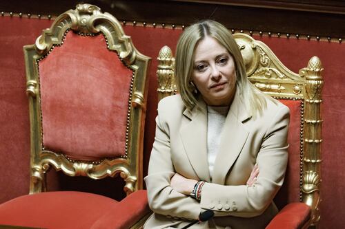 Meloni contro l’ipocrisia sulle minacce ai giornalisti. E attacca Schlein: “Fango che paga l’Italia”