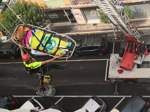 Pesa troppo per la barella e arriva in ospedale "volando"