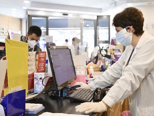 Influenza e Covid, farmaci sempre più cari e introvabili