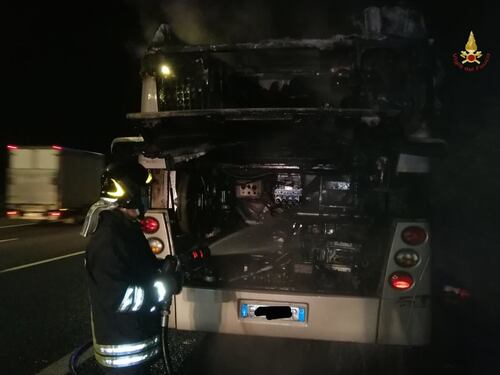 Roma, autobus prende fuoco sul Grande Raccordo Anulare