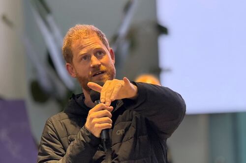 Harry "vuole il cognome di Diana”: la mossa del principe che scuote la famiglia reale