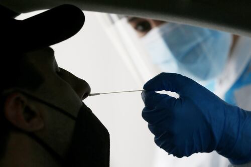 Natale rovinato da Covid e influenza? “Doppio picco”, vacanze senza pace