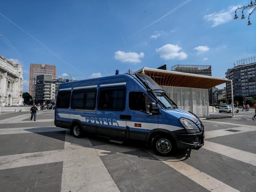 Accoltella un poliziotto alla stazione di Milano: "Voglio morire per Allah"