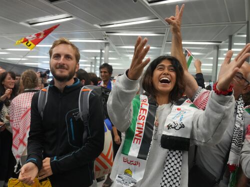 Francia, l’eurodeputata Rima Hassan arrestata a Parigi per apologia di terrorismo. Il post choc