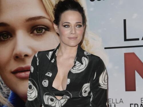Sexy décolleté e pizzo sul red carpet del film "La cena di Natale"