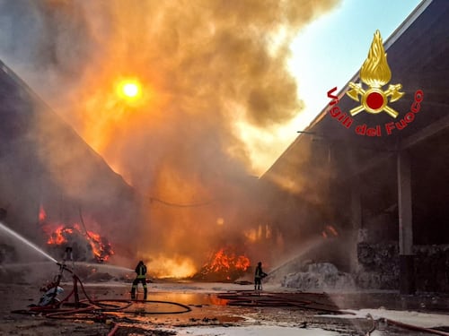 Novate Milanese, maxi incendio alla piattaforma ecologica: fumo a chilometri, ferito il custode