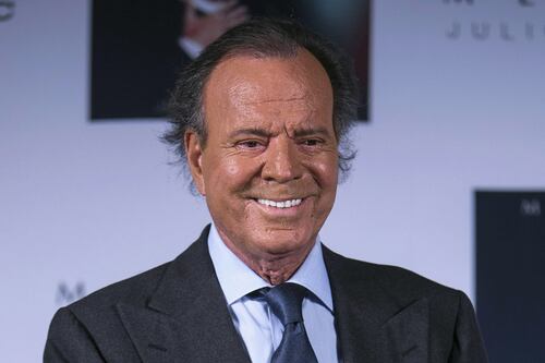 Julio Iglesias accusato di abusi sessuali da due ex dipendenti