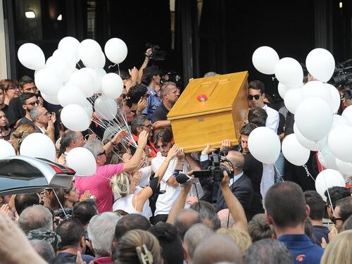 Pestato a morte in discoteca, a Scandicci lacrime e palloncini bianchi per l'addio a Niccolò Ciatti