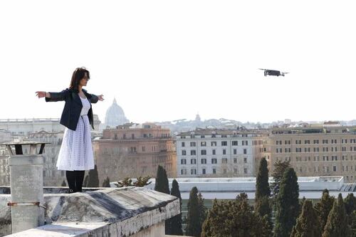 Greta sui tetti di Roma per il videoclip di Magic, in concorso ai David di Donatello