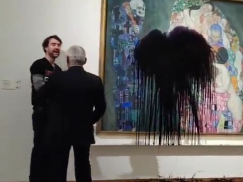 Gli eco-vandali dei quadri colpiscono ancora: liquido nero su Klimt a Vienna