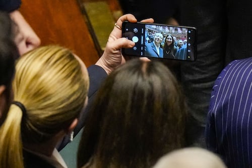 In Parlamento scatta la mania dei selfie, come cambia la politica nell'era social