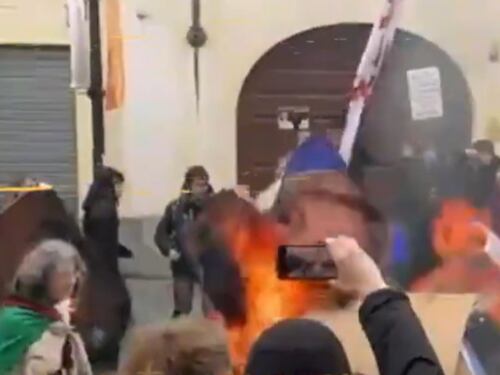G7, eco-attivisti scatenati a Torino: bruciate le foto di Meloni e Biden