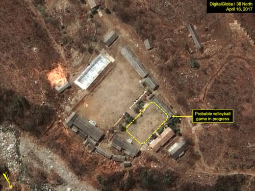 Corea del Nord, gli scienziati giocano a pallavolo nel sito dei test nucleari