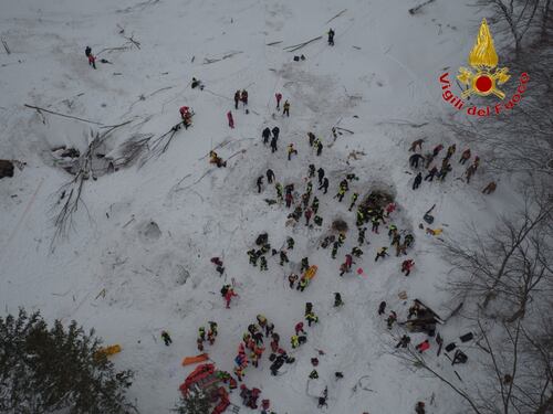Una valanga da 120 mila tonnellate di neve sull'hotel Rigopiano