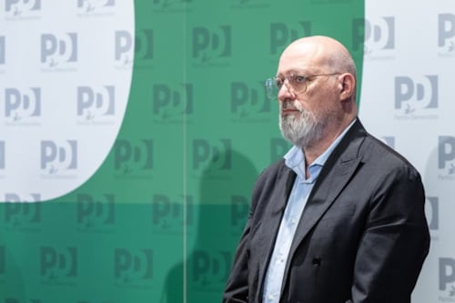 Ecco il Pd: "Chi ha poco studiato vota a destra". Bufera su Bonaccini, Meloni lo mette a posto