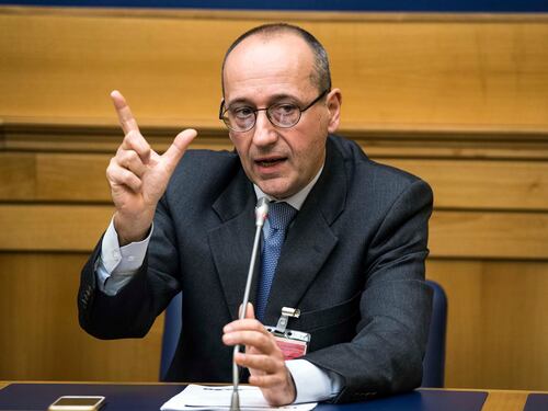 Bagnai "rinvia" la Flat tax per le famiglie. Poi Siri lo corregge