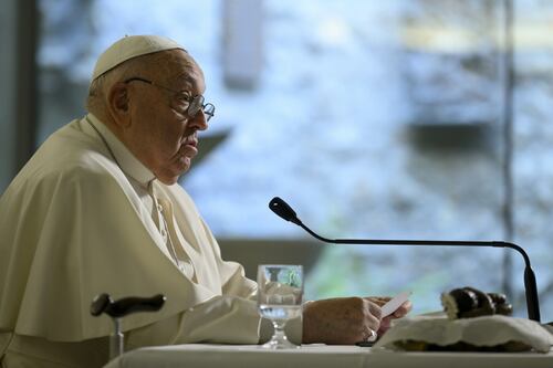 Papa Francesco sarà dimesso domani: cosa dicono i medici sul recupero della parola