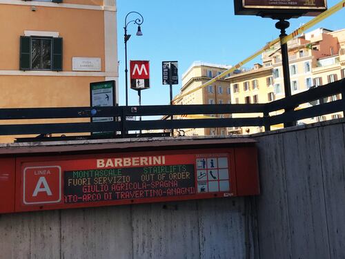 "Scale mobili riparate con le fascette". M5s: noi sotto attacco