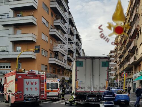 Incidente mortale a Colli Albani, 42enne travolta da un autocarro in via Menghini