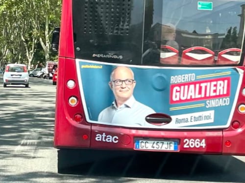 Gualtieri sull'autobus? Così Sgarbi massacra la trovata elettorale del piddino