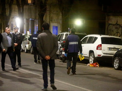 Roma, carabiniere spara all'auto in fuga e ferisce madre e figlia