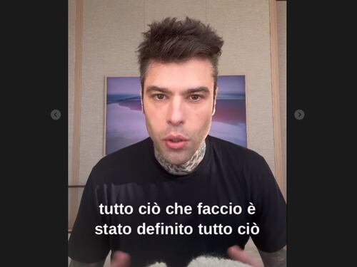 Fedez svicola sul pandoro-gate e attacca Meloni: "Le priorità del Paese..."