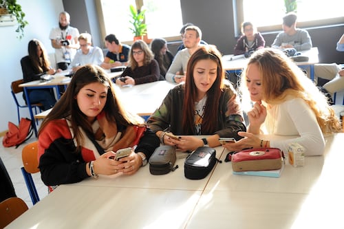 Scuola, il sondaggio sugli studenti senza cellulare: 3 italiani su 4 dicono sì al divieto