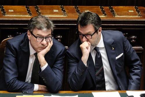 Manovra, vertice Lega con Salvini e Giorgetti: "Nessun taglio alle opere. Focus su pace fiscale e banche"